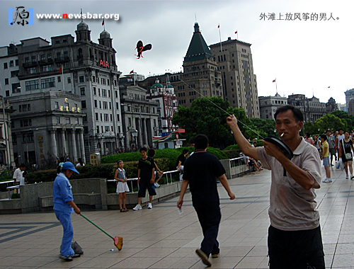 上海外滩上放风筝的男人。