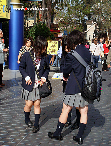 2007年深秋，美国好莱坞环球影城，来此游玩的三个日本女中学生。