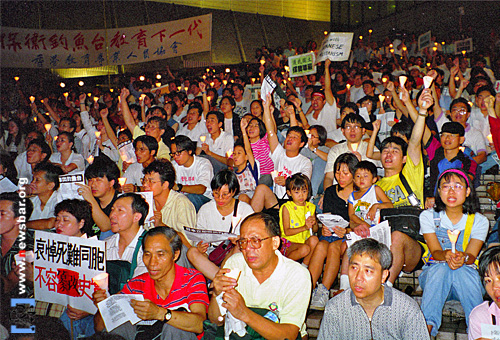 1996年9月18日，香港市民在尖沙咀文化中心广场举行烛光晚会，悼念日军侵华期间的死难同胞，要求日本人滚出中国领土钓鱼台。