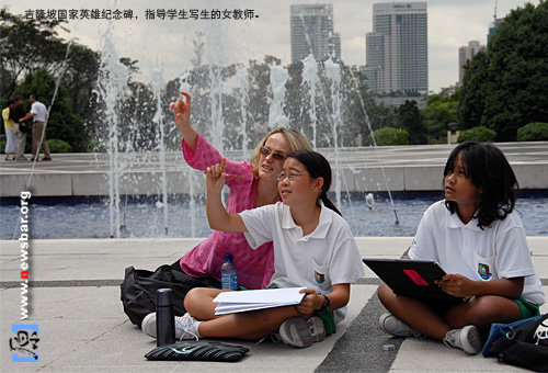 马来西亚首都吉隆坡国家英雄纪念碑，指导学生写生的漂亮女教师。