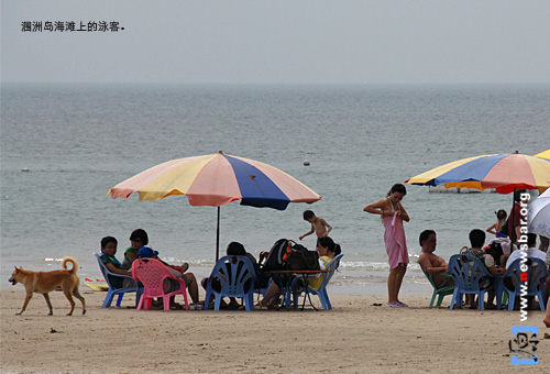 广西北海涠洲岛，海滩上的泳客。