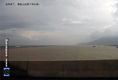 广东沿海高速公路，台风“海高斯”带来充沛降雨，海面上出现了白头浪。